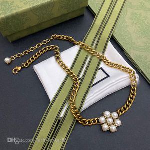 Halsband Designer Halsband Pendants För Kvinnor Mode Smycken Clavicle Chain Armband Blommor Vintage Metall Armband Trendiga Enkla Örhängen Pearl Ear Clip