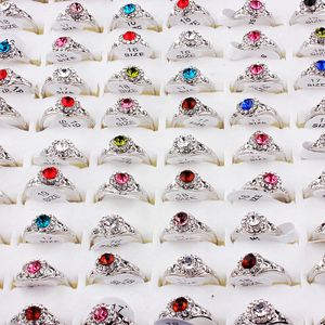 男性女性ギフトカップルのための50pcsファッション合金の銀のリングかわいいカラフルなラインストーンの指輪ジュエリー