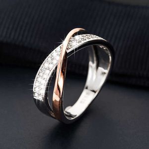 проложить х кольцо оптовых-Классические два тон x пересечение пальцев кольца женские моды микро асфальтированные CZ хрустальные кольца женщины серебряный цвет обручальные кольца ювелирные изделия P0818