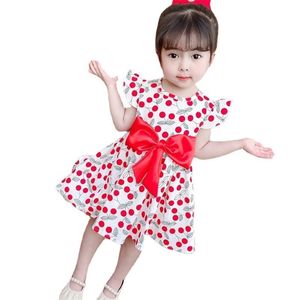 夏イチゴプリント子供の女の子のベストドレス小飛んでいる袖のドレスファッションかわいいちょう結び子供のビーチスカート服g4ivfi3