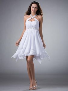 Fest klänningar billig kort söt vit chiffong en linje halter hög låg med band juniors examen klänning för e klass
