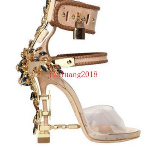 2021 Lyxiga metallhögskorkar kristallskogs skor kvinnors PVC Gladiators sandaler hänglås ankelbandstoppsandaler med juveler