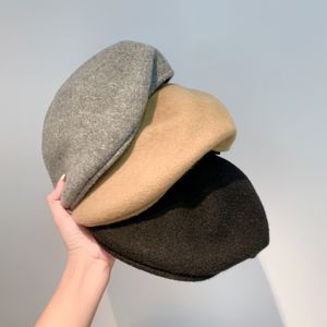 berets hats toptan satış-2021 Moda Casquette Luxurys Tasarımcılar Şapka Erkek Hassas Mektup Nakış Şapka Üstün Kalite Trend Bereliler Çok Yönlü Bere Kap