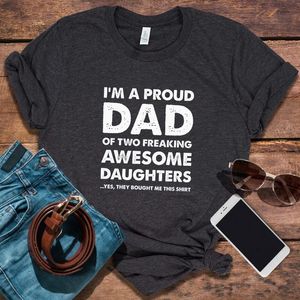 T shirts Faders dag Present T shirt Stolt pappa av två freaking awesome döttrarskjorta från svart
