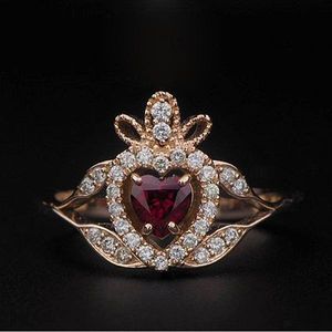 Wedding Rings Luxury Female Big Queen Crown Ring Fashion Rose Gold Crystal Zircon Stone Vintage Jewelry Red Heart For Women