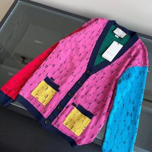 süveter jakarlı kız toptan satış-Renkli Patchwork Desen Kazak Moda Mektup Jakarlı Hırka Kazak Güz Kişilik Tasarımcı Kızlar Mont