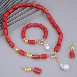 weiße korallen perlen schmuck set großhandel-Guaiguai Schmuck Natürliche Weiße Barock Perle Rote Korallen Gold Farbe Überzogene Gebürstete Perlen Halskette Armband Ohrringe Sets Für Frauen