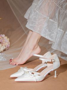 sandálias de salto com folhas brancas venda por atacado-Sandálias Sapatos de Casamento Francês Alta Folha Nupcial Pérolas Decoração Feminina Branco Vestido de Cetim High Heeled Palavra Buckle Strap