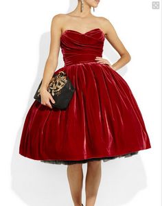 恋人の赤いベルベットの短いイブニングドレス膝の長さのパーティーガウンストラップレスプリーツカスタムProd Gown hovecomingドレス