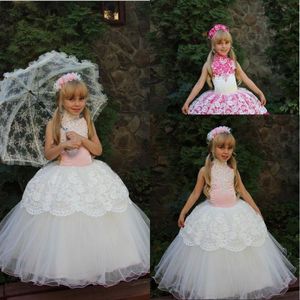 Goedkope kant wit fuchsia baljurk bloem meisje jurken met halter kristal nieuwe kleine meisjes pageant jurken voor meisjes feestjurk