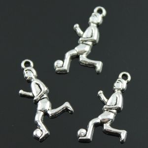 soccer charm al por mayor-100 unids lote mm antiguo tono de plata jugador de fútbol encanto DIY para hecho a mano