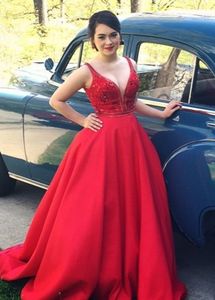 深いVネックと赤いクリスタルビーズの素晴らしいイブニングドレスの深いVネックライン控えめなパーティーウエディングガウンヴェスドスドフェスタ
