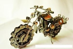 創造的なビンテージのオートバイの鉄の金属のねじの上の樹木の製造元の家の装飾ぼろぼろのシックなモーターバン