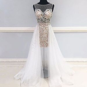 Unik vit rund hals tulle kort prom klänning med långa tåg pärlor applique afton klänning illusion topp brudklänning