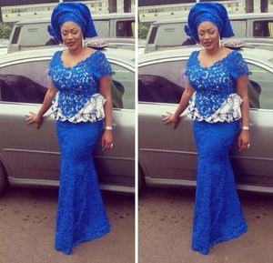 estilos curtas vestido de renda nigeriano venda por atacado-Azul Royal Nigeriano Vestidos de Baile de Renda Desgaste da Noite Com Decote Em V Manga Curta Plus Size Vestidos com Peplum Trompete Aso Ebi Estilo Vestidos Formais