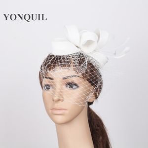 女性のための白い新しい到着の魅力的な魅力的なベースの女性の鳥かごのベールのヘアバンドの羽ネッティングヘアトップハット女性のカクテルパーティーピルボックスの帽子