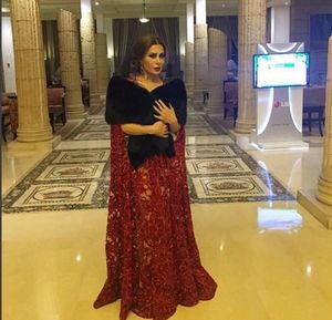 beautiful red evening gowns großhandel-Schöne arabische Stil Abendkleider Kleider mit Cape V Ausschnitt eine Linie bodenlangen dunkelroten Spitze Nude unter besonderen Anlass Kleider