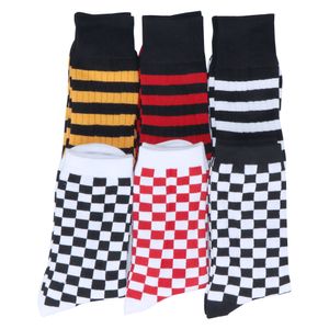 gestreifte kleidersocken großhandel-Koreanische Harajuku Männer Stripes Plaid Square Schwarz Weiß Crew Socken Fashion Street Wind Checkboard Kontrollen Bunte Kleid Socken