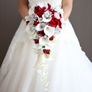ingrosso bouquet di rattan-Cascata Bouquet da sposa rossa rossa rossa fiori fiori bianchi calla gigli con perle artificiali e strass de mariage decorazione Novia accessori