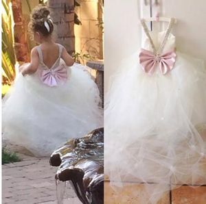 Prinsessan Flowergirl Dresses Lovely Ball Gown Flower Girls Wedding Party Gowns Soft Tulle Crystals Bow V Back Custom Made Fairy Sweep Train