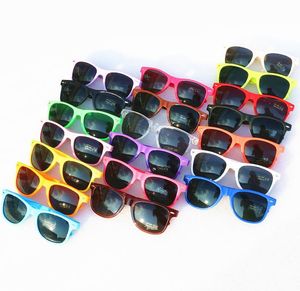 2018 Hot Sell 20ps Partihandel Klassisk Plast Solglasögon Retro Vintage Square Sun Glasögon för Kvinnor Män Vuxna Barn Mix Färger