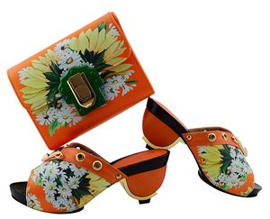 pompes à dames jaunes achat en gros de Merveilleuses dames orange pompes chaussures africaines correspondent à la main sac à main et imprime fleur jaune pour robe GL01 talon cm