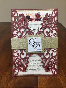 Mooie Marsala Bourgondië Shimmer Wedding Invitation Set bevat laser gesneden zak gouden glitter buikband afgedrukte uitnodiging envelop