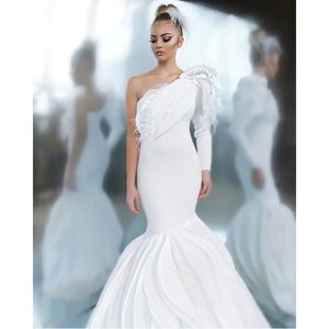 立体設計と強い芸術的な白いフリルワンショルダーマーメイドのウエディングドレスビーズの羽のジッパー背面の床の長さのイブニングドレス