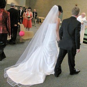 Eleganta enkla brudslöjor långa formella bröllopsfest accessarier ett lager tulle slöja med tåg anpassad färg vit elfenben champagne