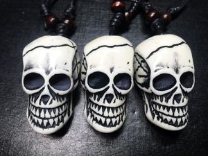 black cord necklace al por mayor-ENVÍO GRATIS piezas de resina gótica cabeza del cráneo colgante de imitación Yak Bone encanto negro cera collar de cordón de algodón