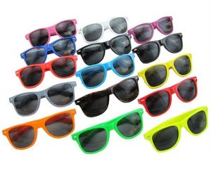 熱い販売レディースとメンズ最も安いモダンなビーチサングラスプラスチッククラシックスタイルサングラスサングラスを選択するための多くの色