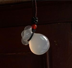Naturlig brasilien isfrö vit chalcedony välsignelse väska hängande halväcious sten pengar rullande pengar väska lycklig nafu jade pendant accessorie