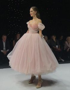 Hot Koop Pearl Pink Puffy Prom Dresses Off Shoulder Tulle Crystal Beaded Corset Terug met grote boog thee lengte Formele Party Avondjurken