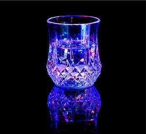 allumer des tasses de fête achat en gros de Creative Light Up Coupes LED clignotant automatique Consommation d alcool Tasse de bière Changement de couleur Coupe du verre de Whisky Bar Club YD0464 Réceptions