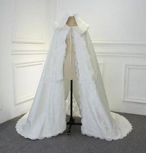 bridal jackets for winter weddings toptan satış-Kürk Trim Uzun Gelin sarar ceketler Özel Parti Ziyafet Kadınlar Wrap ile Yeni Geliş Kış Düğün Cloak Cape dantel aplike Kapşonlu