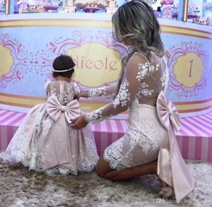 Moeder dochter prinses roze kant baljurk bloem meisje jurken lange mouwen moeder van bruid jurken met grote boog