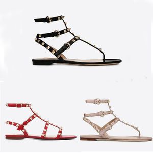 romantik sandaletler siyah toptan satış-2021 Otantik Inek Derisi Klasik Tasarımcı Kadın Sandalet Siyah Ve Beyaz Kırmızı Perçin Deri Roma Tarzı Rahat Kadın Ayakkabı Kemer Toka Düz Ayakkabı Büyük Boy US4 US11