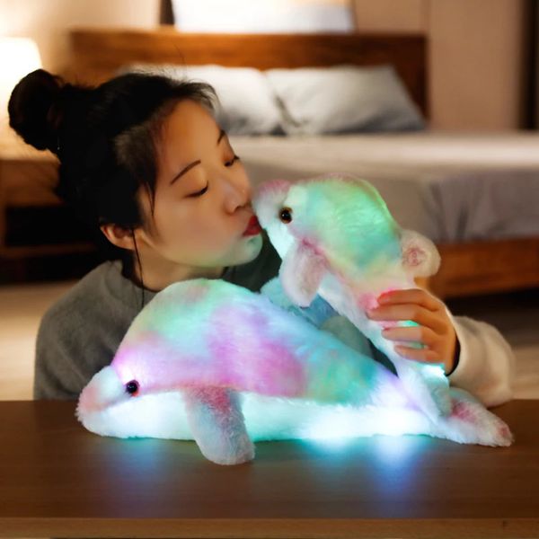 3045cm Glowing Dolphin Peluche Poupée Lumineux Oreiller Coussin Coloré LED Lumière Animal En Peluche Jouets Cadeau Pour Enfants Enfants Filles 240321