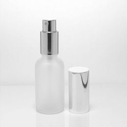 30ml 1oz Botella de perfume de vidrio redondo esmerilado recargable con atomizador de aluminio Contenedor de botella de spray de maquillaje cosmético vacío para viajes Eqmkt