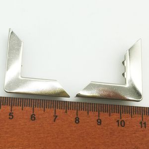 30pcs/lote 30x30x8 mm Cincones de libros de metal de plata para álbumes de fotos Carpetas de menús DIY Decoración de álbumes de recortes Protectores de esquina WD0282