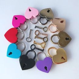 Panado de la forma de corazón de estilo antiguo de 30x39 mm Vintage Pink Romantic Lovely Diary Locks Llaquia de llave con llave Joyería de boda 240507
