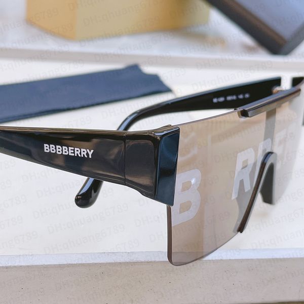 Les lunettes de soleil élégantes les verres anti-UV officiels de Bagley sont disponibles pour les hommes et les femmes, associés à un sac de créateur de mode Look sur Dragonfly en février coloré