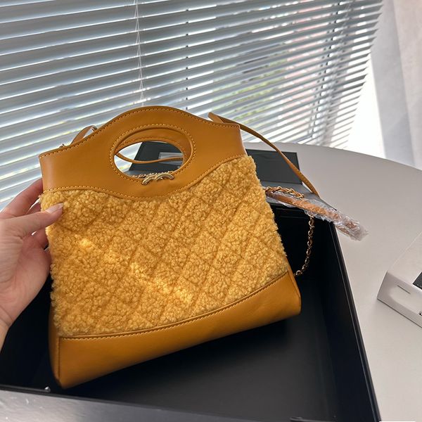 31bag Femmes Sac épaule élégant 24c CHEAUX DE LAMB CUIR CHIRn Gold Metal Metal Buckle Luxury Handsing Chain Matelasse Sac à bandoulière Sac de maquillage Street Sacs décontractés Sacoche