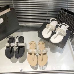32% de réduction Chaussures de créateurs Xiaoxiang Pearl Sandales Femmes Talon d'été Une ligne Boucle Clip Back Mix avec des chaussures plates à bout rond perlées