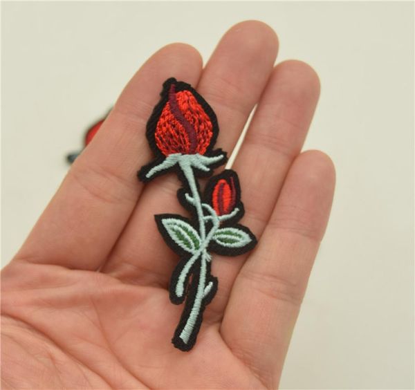 32 Pequeña flor de rosa roja Dama de bricolaje Iron en parche para la costura de la artesanía de bricolaje9208840