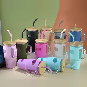 Vaso de vidrio de 32 oz con pajita y tapa de bambú Botellas de agua de vidrio con asa Taza reutilizable con funda de silicona para café helado 01