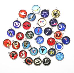 32PCSLOT MIX FOOTBALL SPORTS PROSSIBLE PROBLÈMES DANS LES CHARMES FLOCTANTS Collier pendentif de bracelet bricolage pour femmes bijoux pour hommes8419891