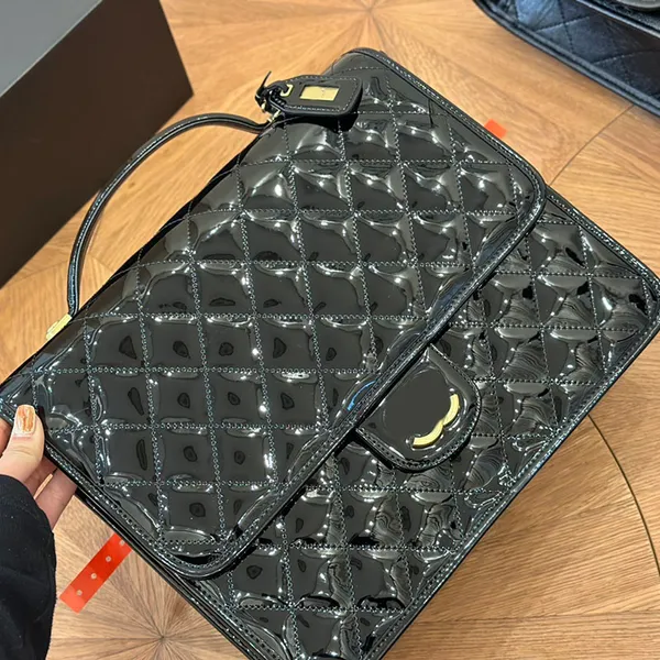 32x27cm Mochila negra de diseñador para mujer, bolso de charol brillante/cuero de caviar, herrajes de metal dorado, correa ajustable, enrejado de diamantes acolchado, bolso de hombro grande