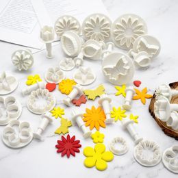 33PCS BAKEWARE Sets Baking Mold Pastry Shop Plunger Fondant Cutter Cake Tool Cookie Biscuit Mold Diy Craft 3D 220601