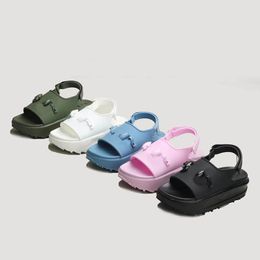 35-44 Sandalias de sandalias de tobogán para mujeres Sandalias de diseño plano de tacón bajo Sandalias de verano Plataforma Caucho de goma Zapatos informales livianos